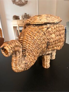 large elephant basket with lid  wicker / seagrass all measurements in photos